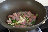 新疆牛肉抓饭的做法步骤4