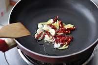 韭菜炒鸭血的做法步骤5