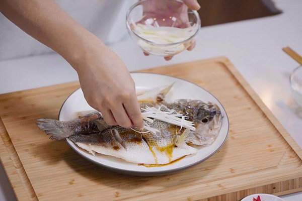 清蒸鲈鱼怎么做 清蒸鲈鱼的家常做法