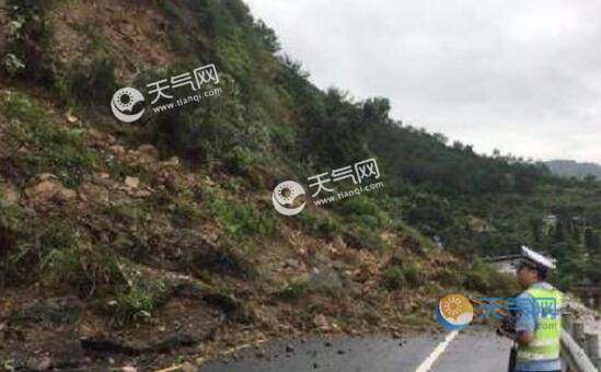 台州104国道一路段山体塌方 无人员伤亡已进行交通管制