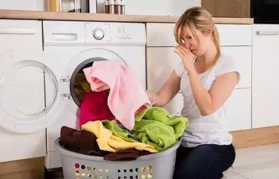 神仙阳台房主衣服晾1个月未干 网友：都怪“仙气”太足