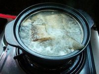 木耳香芹煲鲤鱼的做法步骤5