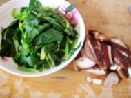 香菇菠菜鸡蛋面的做法步骤1