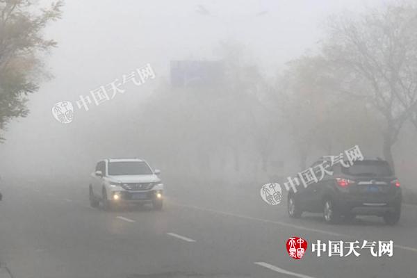 甘肃多个高速路段大雾弥漫 出行需注意安全