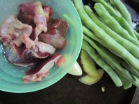 鸭杂炒四季豆的做法步骤1