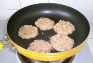 红酒汁藕饼的做法步骤5
