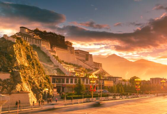 布达拉宫在哪里  布达拉宫属于哪个城市