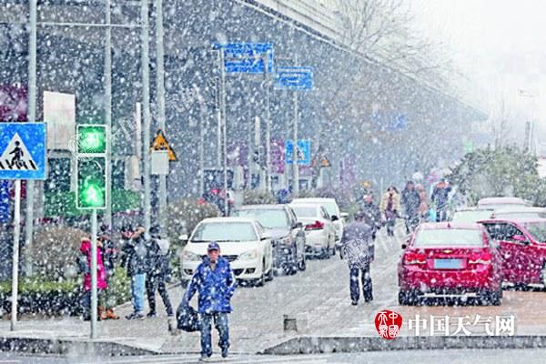 山东半岛遭强降雪百余收费站被管制 雪后气温略回升