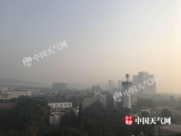 湖北武汉等地大雾阻交通 明冷空气南下能见度转好