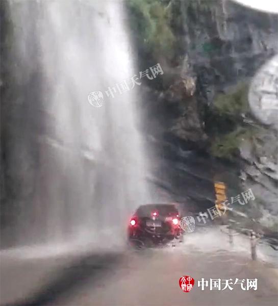 重庆局地下“瀑布雨” 最高气温狂降近9℃ 