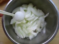 老黄瓜油条的做法步骤4