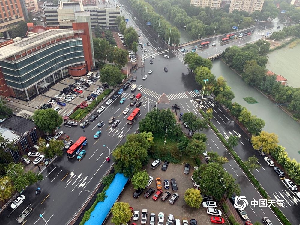 天津雨水洒落 部分路段积水影响出行