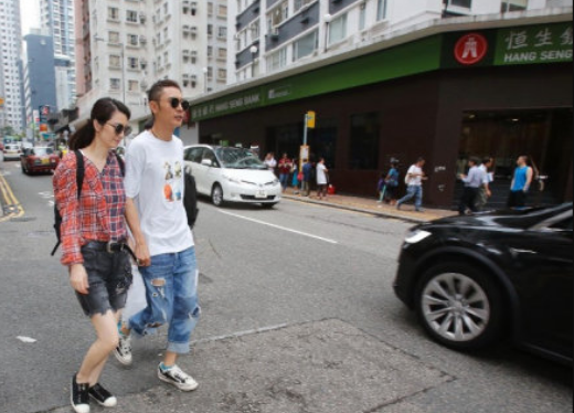 洪欣张丹峰牵手逛街是怎么回事 两人合体秀恩爱破离婚传闻