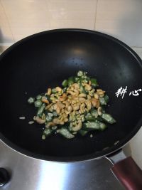 坚果炒秋葵的做法步骤10