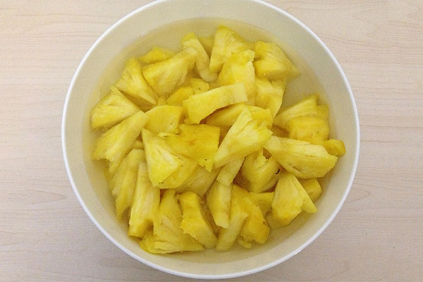 菠萝要用盐水泡多久 盐水泡菠萝的步骤