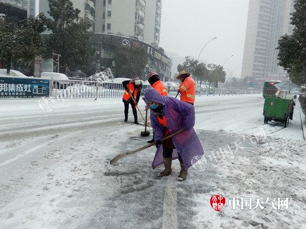 湖北多地遭暴雪致火车停运 未来三天雪天持续