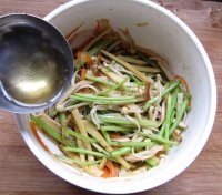 金针菇拌芦蒿豆干的做法步骤9
