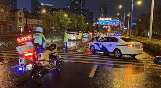 昨晚上海发布雷雨大风预警 目前复兴东路轮渡已停航