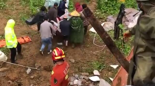 云南发生大面积山体滑坡 周边61户321人已安全转移