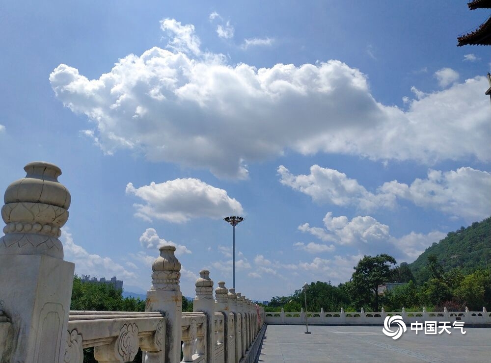 陕西宝鸡：雨后天蓝如一汪海水 白云悠悠点缀天空