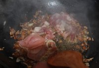 白菜五花肉炖豆腐的做法步骤3