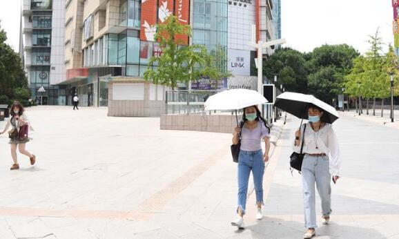 本周北京气温普遍30℃伴有阵雨 市民们出行需雨具随身