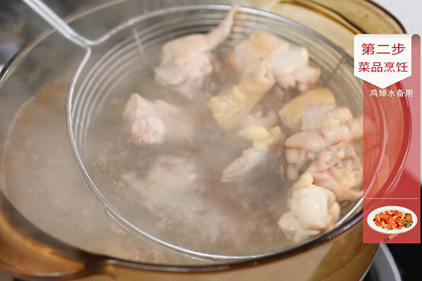 香菇黄花菜炖鸡的做法 怎么炖香菇黄花菜炖鸡