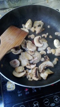 咸肉蘑菇炒面的做法步骤6