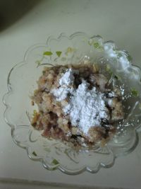 油豆腐木耳肉圆汤的做法步骤2