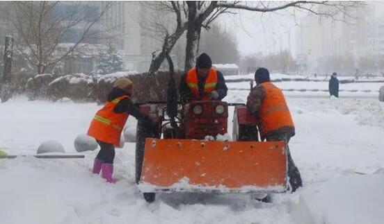 黑龙江暴雪多辆轿车被埋 雪最深的地方有2米深