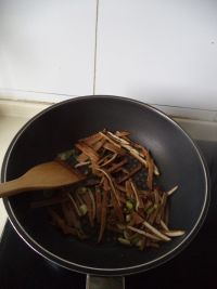 青椒香干炒拉皮的做法步骤4