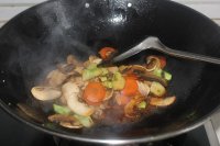 平菇炒西兰花的做法步骤8