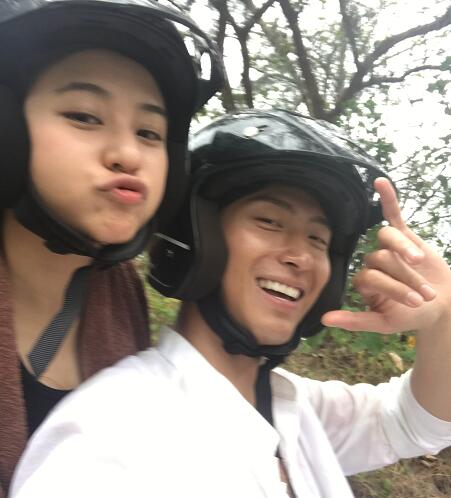 窦骁晒与何超莲合照是怎么回事 窦骁晒与何超莲合照秀恩爱