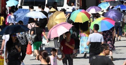 厦门雨水暂停气温升至32℃以上 市民们外出需做好防暑降温