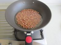 舌尖2美食 油炸花生米的做法步骤6