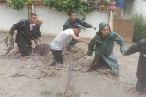 甘肃文献形成堰塞湖59人被困是怎么回事 当地派出直升机救援