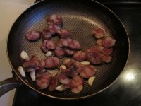 腊肠炒蒜苗的做法步骤2