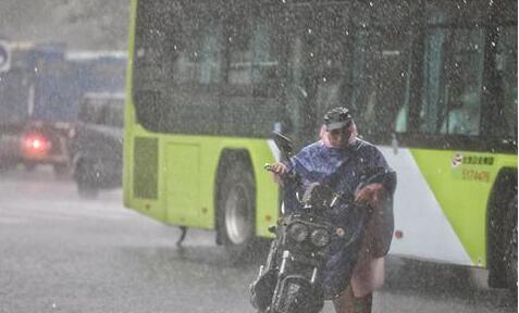 京津翼迎入汛以来最强降雨 中央气象台发布暴雨黄色预警