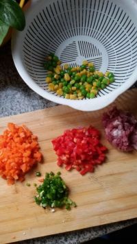 肉丁杂蔬盖浇饭的做法步骤1