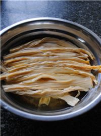 双椒炒腐竹的做法步骤1