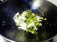 咸菜冬笋烧黄鱼的做法步骤5