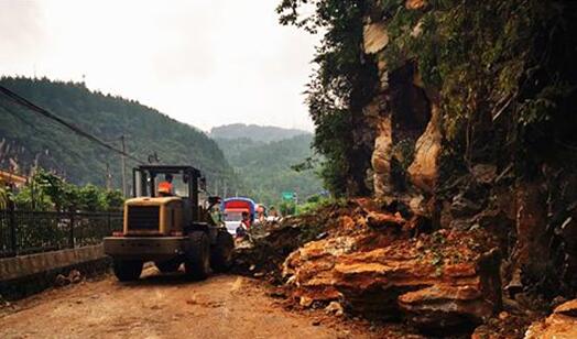 湖北建始县暴雨有十余处山体塌方 车辆半幅通行无人员伤亡