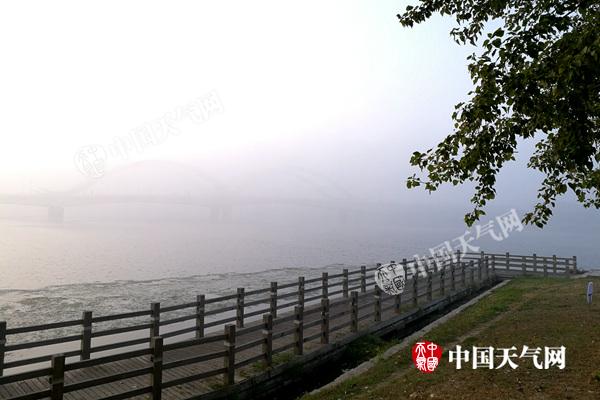 大雾致辽宁10条高速封闭 今夜冷空气抵达周末抚顺等地气温跌至冰点