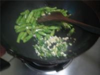 榄菜干煸四季豆的做法步骤7