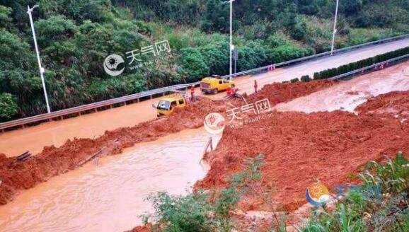 浙江龙庆高速遭泥石流阻路 已造成双向交通阻断