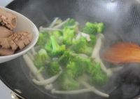 腰花西兰花菌菇汤的做法步骤8