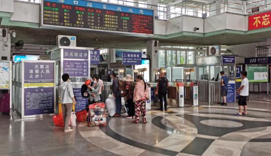 受强台风“海高斯”影响 海南部分进出岛旅客列车停运