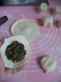 荠菜烫面小笼包的做法步骤10