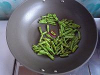 橄榄菜煸四季豆的做法步骤4