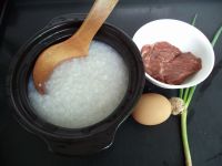 窝蛋牛肉粥的做法步骤1